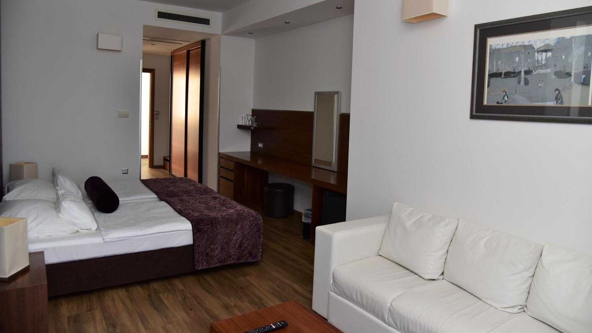 Hotel Lipa Postira Exterior photo