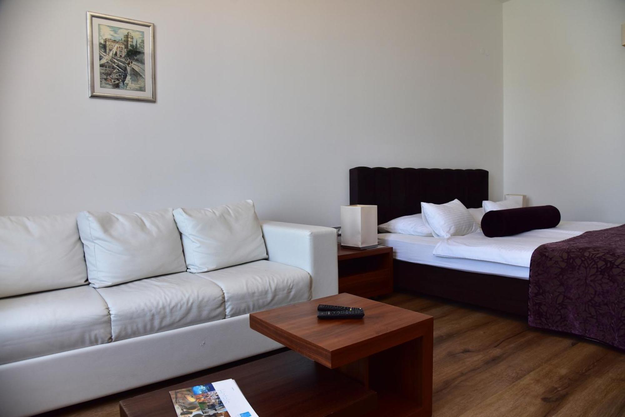 Hotel Lipa Postira Exterior photo