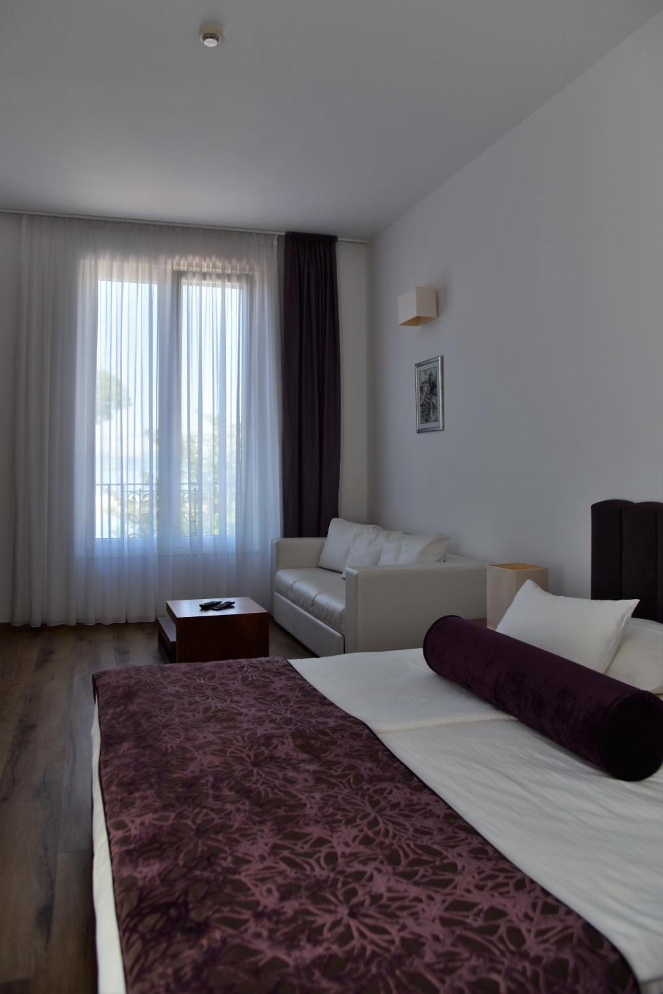Hotel Lipa Postira Exterior photo
