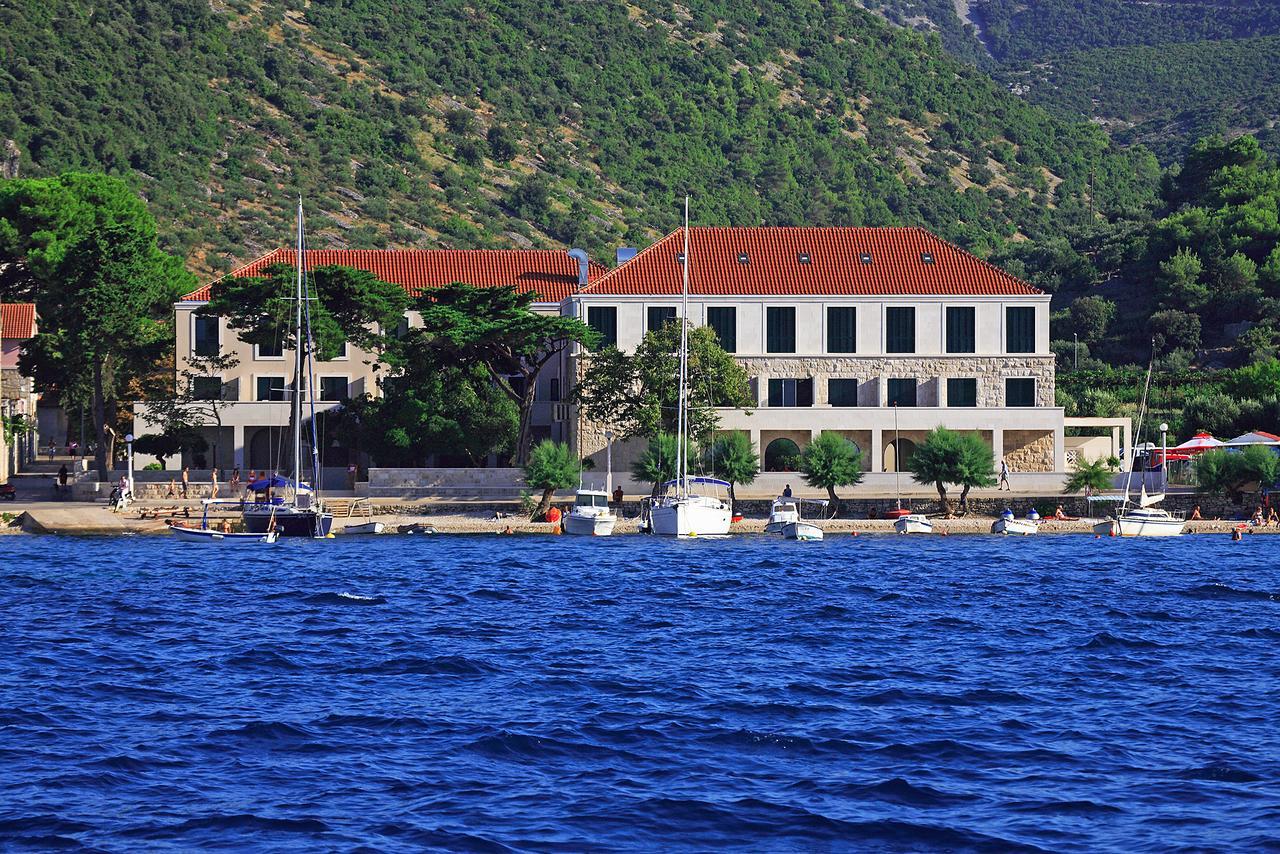 Hotel Lipa Postira Exterior photo